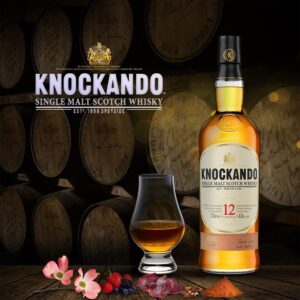 Knockando 12-letnia szkocka whisky z regionu speyside na tle beczek, z dużym, widocznym logo destylarni.