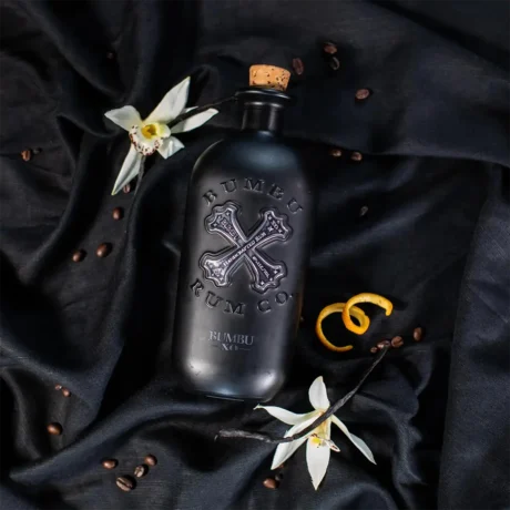 Rum Bumbu XO — panamski rum, butelka 700 ml, beautyshot, dekoracje